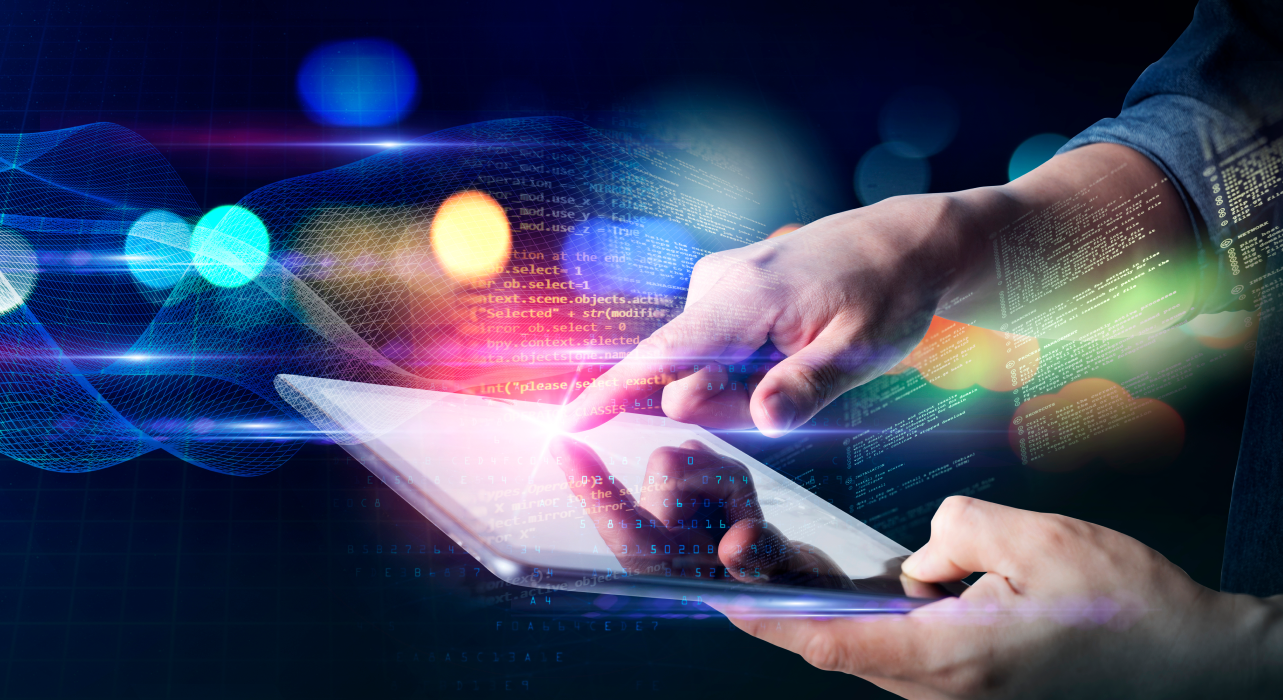 Mãos a segurar um tablet com luzes à volta